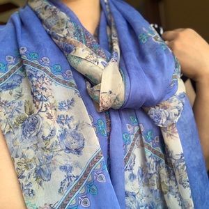 🌻 3 /25 Vintage delicate print scarf